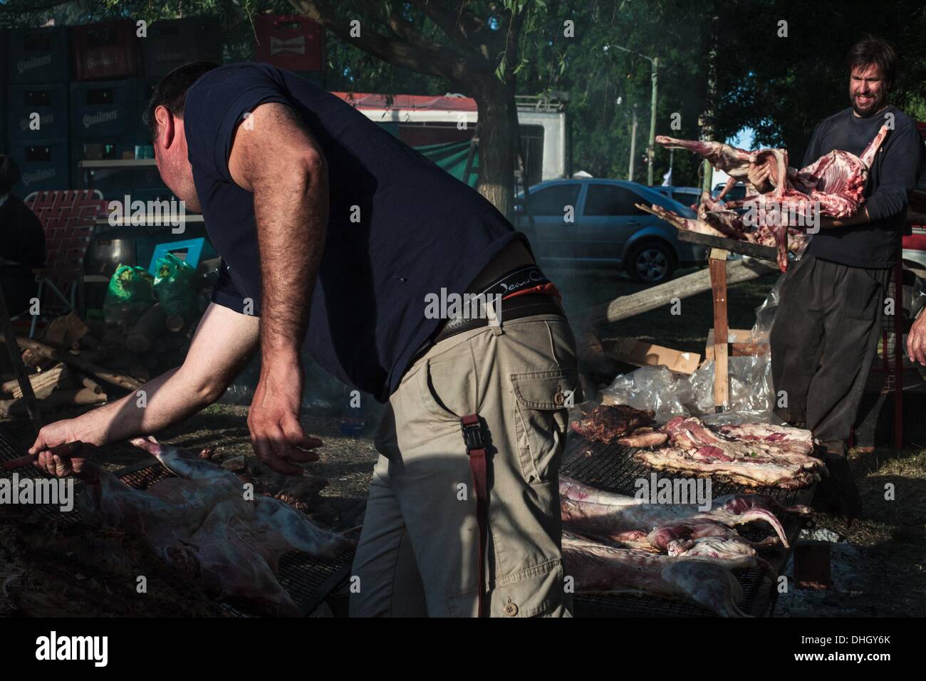 Mar de Cobo, Buenos Aires, Argentina. Decimo Nov, 2013. Un tradizionale asado (grill barbecue) durante l annuale Fiesta de Cordero. Cordero (maiale, carne di maiale) ampiamente non è mangiato in Argentina rispetto alle carni bovine che è più ampiamente disponibili e radicata nella cultura argentina. Il festival si svolge per tre giorni ed è costituito da musica dal vivo, arti e mestieri come pure l'Asado che scorrono costantemente durante l'evento. Carne di maiale argentino la produzione è aumentata di più del 40% tra il 2001 e il 2011 come il governo cerca di rendere più carne disponibile per l'esportazione. © Ryan nobile/ZUMAPRESS.com/Alamy Live News Foto Stock