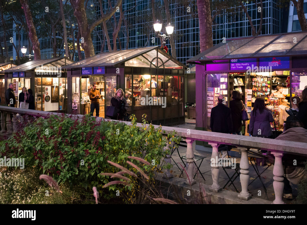 Holiday negozi presso la Bank of America inverno villaggio al Bryant Park di New York Foto Stock