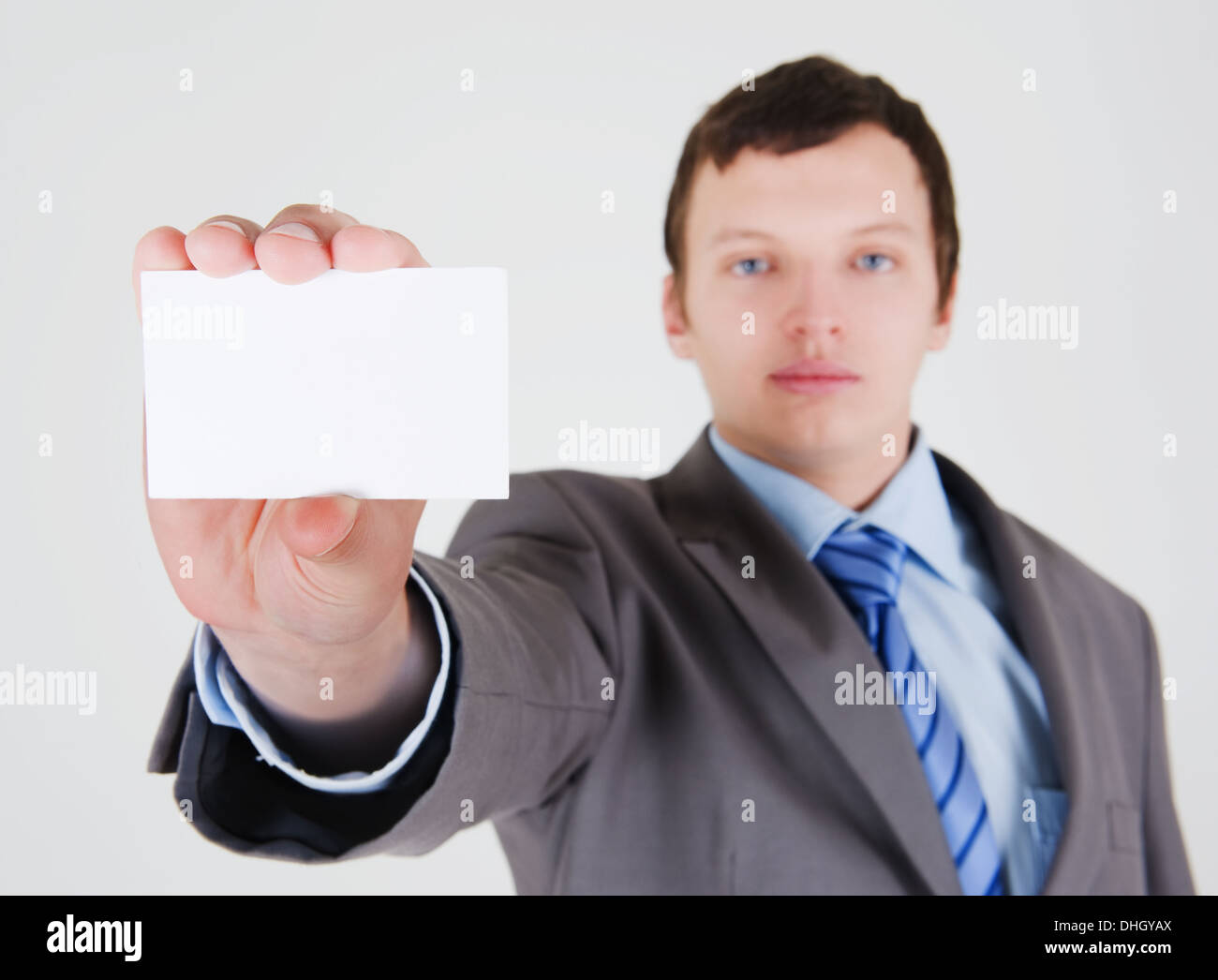 Giovane imprenditore con un fustellato business card Foto Stock