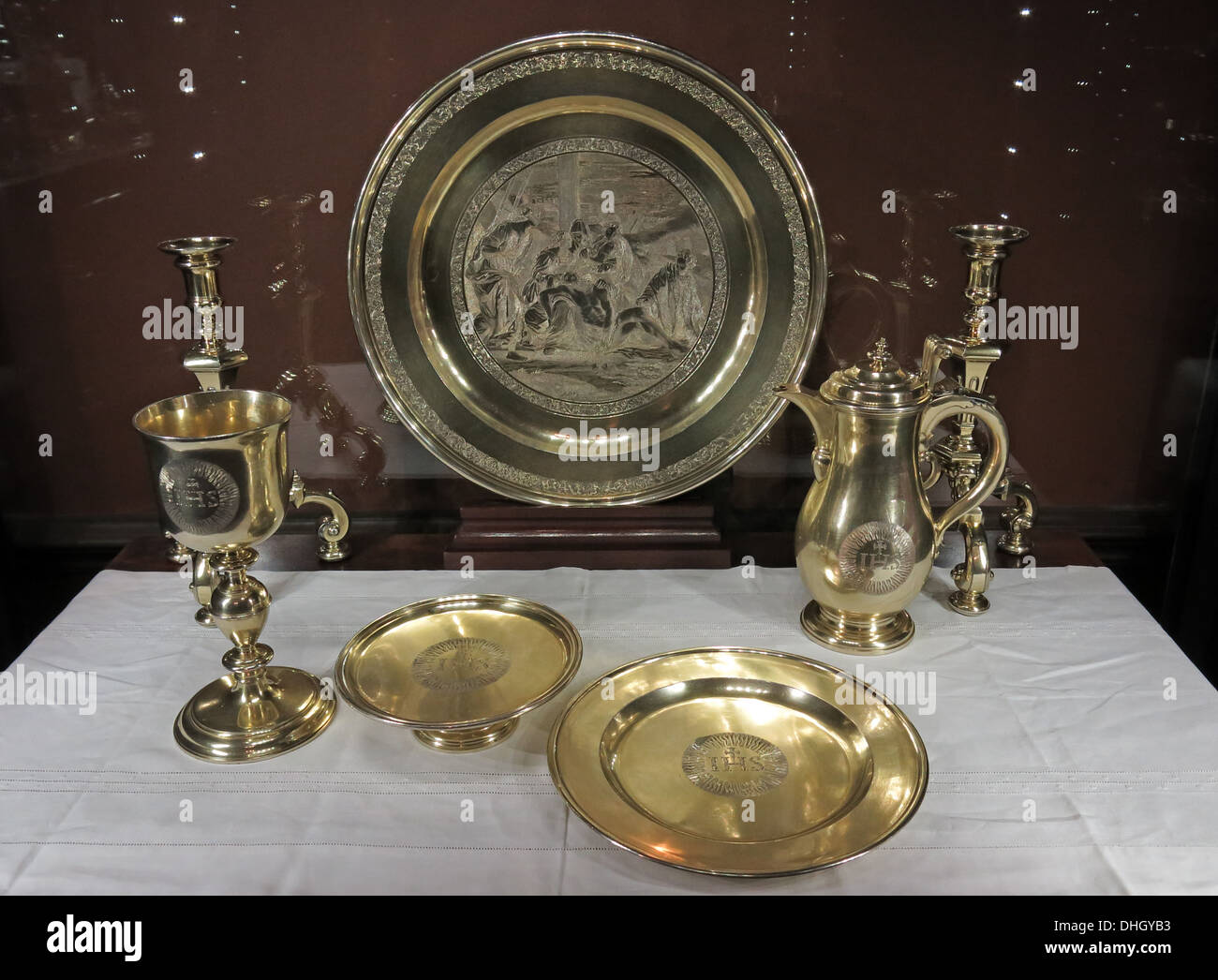 Argenteria,Goldware piastra e vassoi in Dunham Massey casa di proprietà di NT, Altrincham, Greater Manchester, Inghilterra, Regno Unito Foto Stock