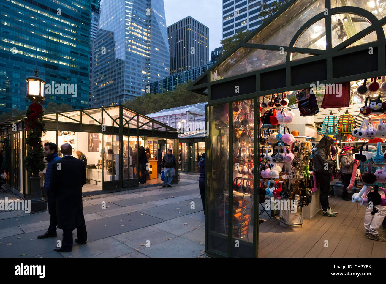 Holiday negozi presso la Bank of America inverno villaggio al Bryant Park di New York Foto Stock