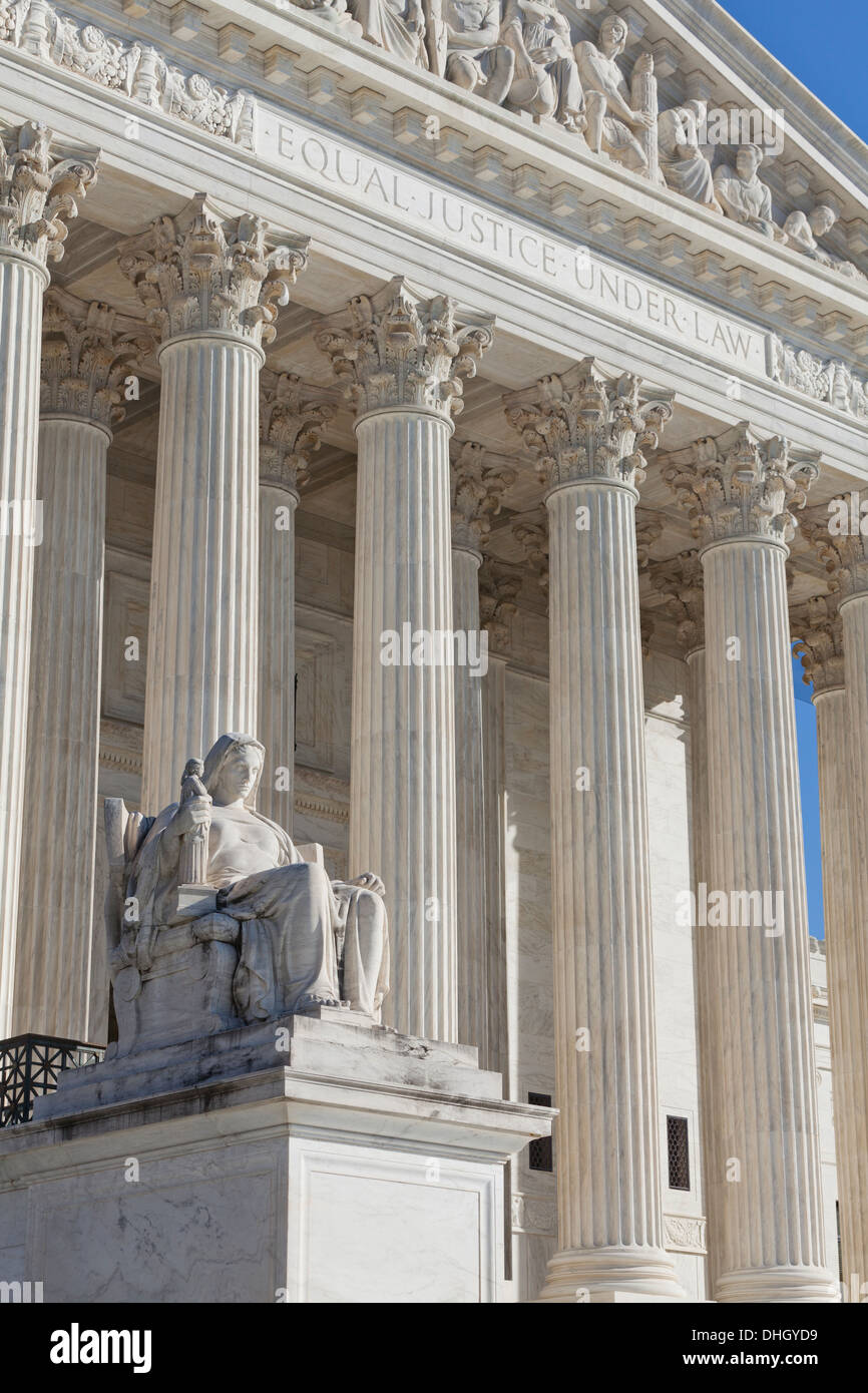 La contemplazione della statua della giustizia alla Corte Suprema edificio - Washington DC, Stati Uniti d'America Foto Stock