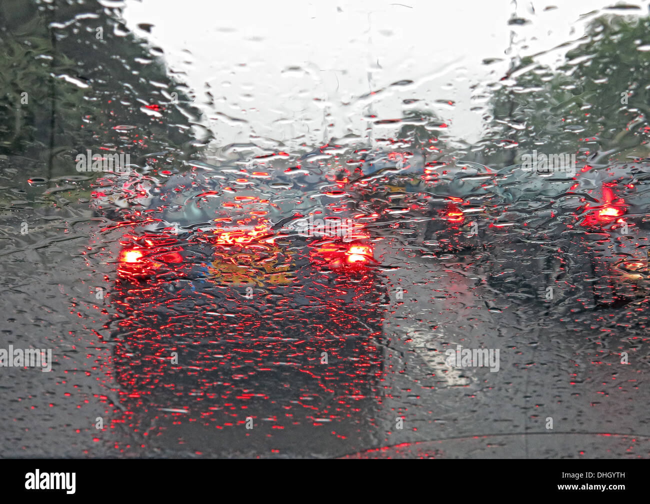 Auto su una strada in autostrada in umido molto tempo M6 Cheshire Foto Stock