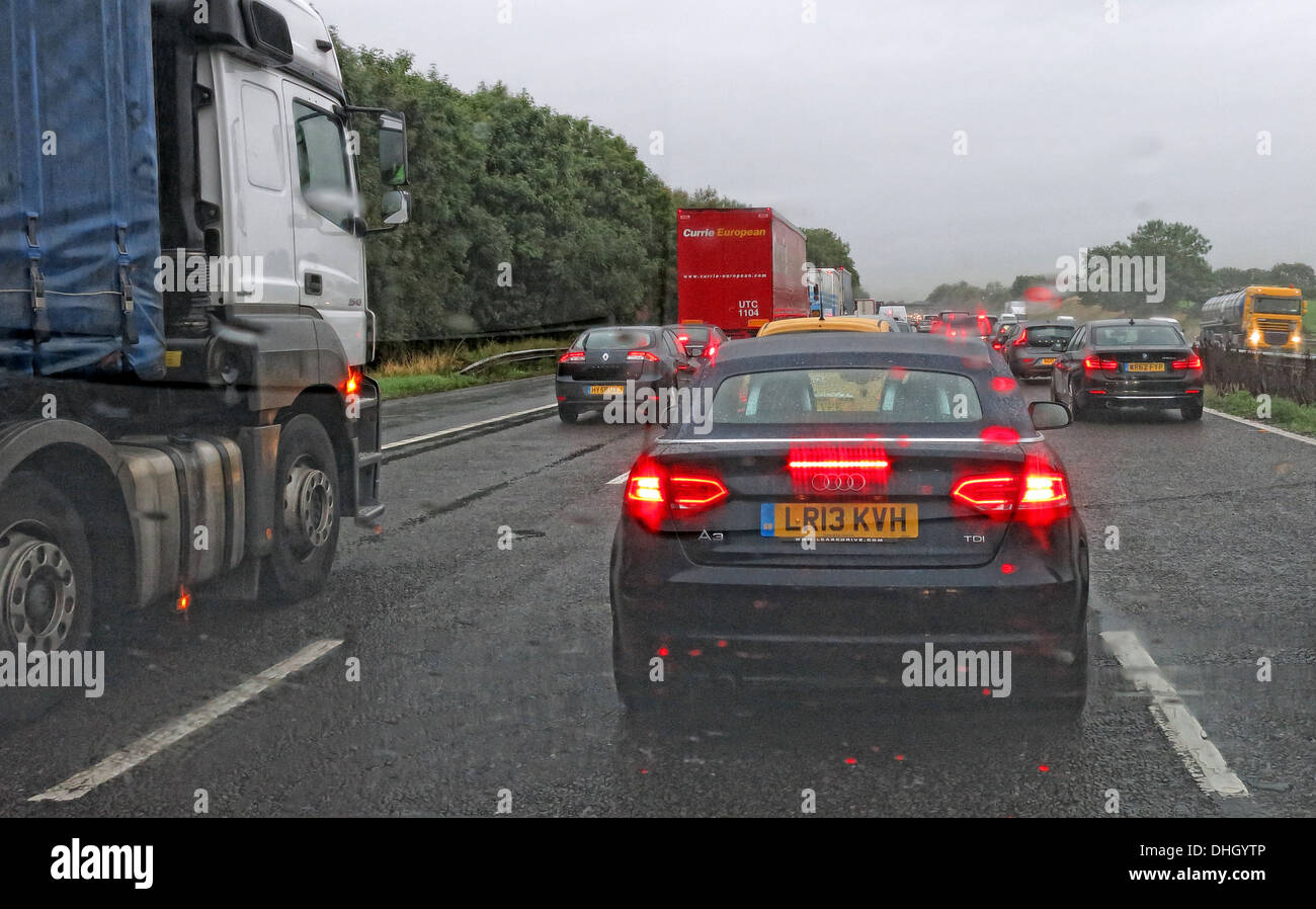 Auto su una strada in autostrada in umido molto tempo M6 Cheshire Foto Stock