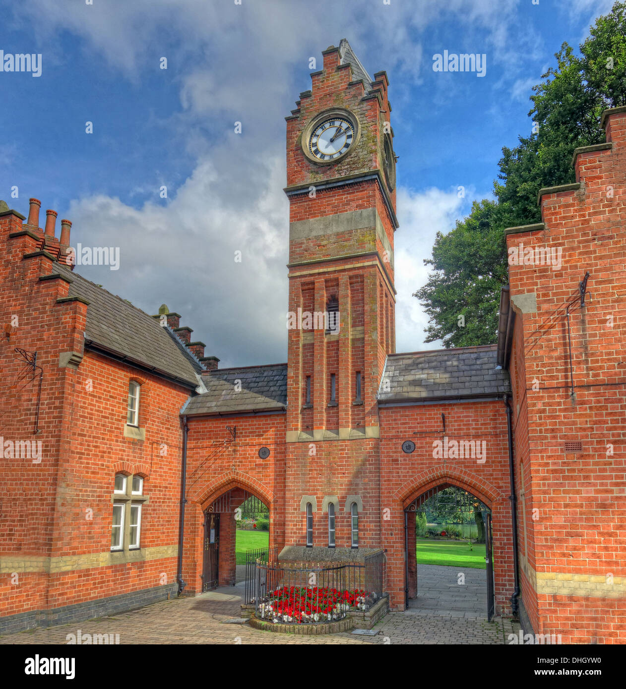 Clocktower a Walsall town Arboretum park pond , West Midlands in Inghilterra , REGNO UNITO Foto Stock