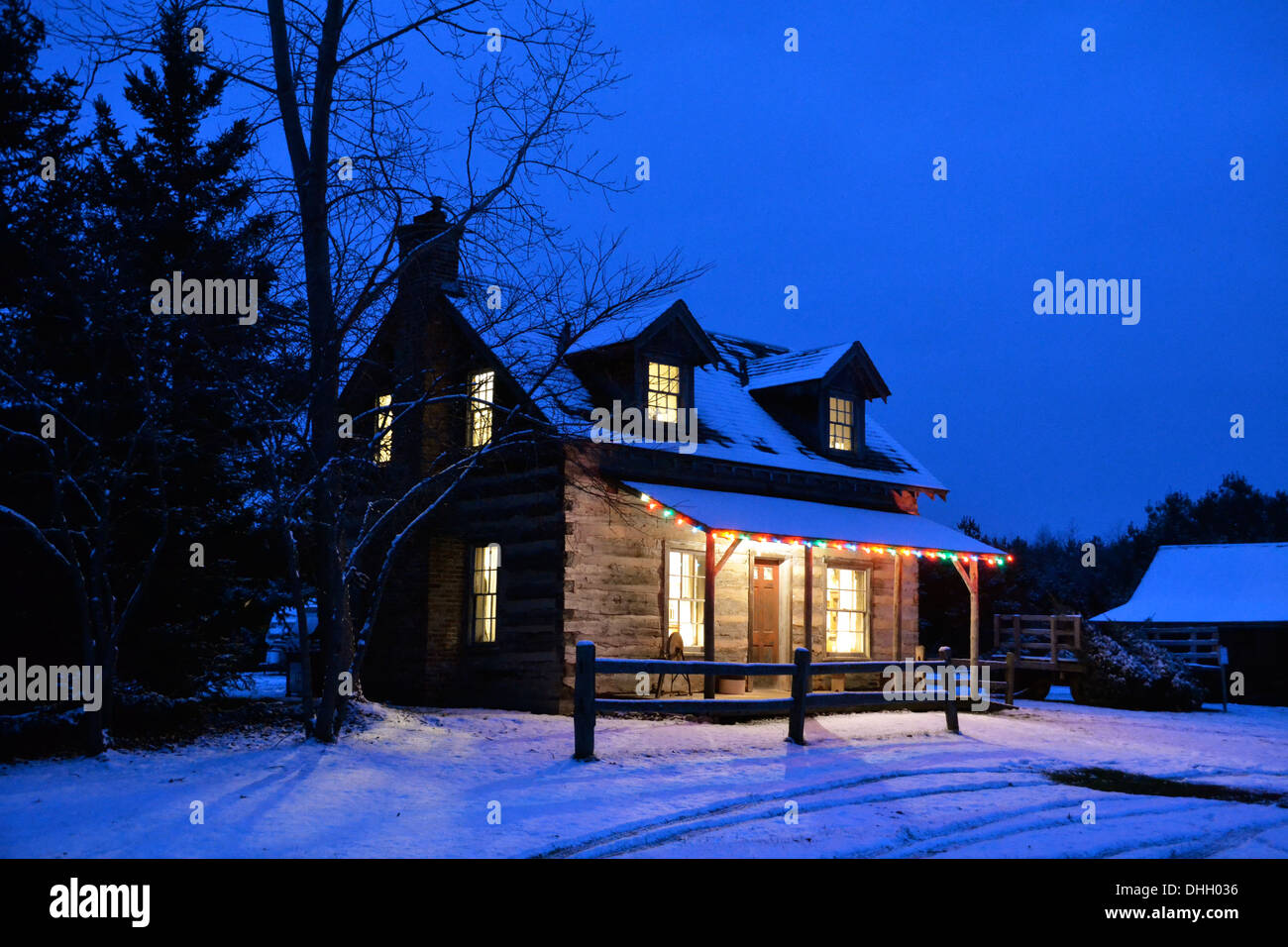Natale Log Cabin di notte con la neve Foto Stock