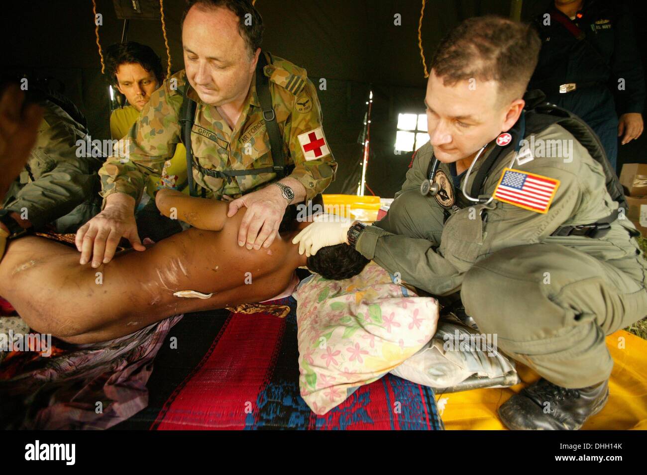 Banda Aceh, Indonesia, . 3 gennaio, 2005. WING COMMANDER BILL, GRIGGS (sinistra) della Royal Australian AIR FORCE (RAAF), un Critical Care chirurgo specialista da South Australia lavora con US NAVY MEDICO, tenente MARK BANCHE OFF la portaerei, ABRAHAM LINCOLN, 3 gennaio 2005 a Banda Aceh aeroporto. GRIGGS, un RESERVIST, fu chiamato a Banda Aceh per assistere dopo un tsunami provocato devastazioni senza precedenti e strage nella provincia di Aceh e SUMATRA, INDONESIA. © Stephen rasoio/ZUMAPRESS.com/Alamy Live News Foto Stock