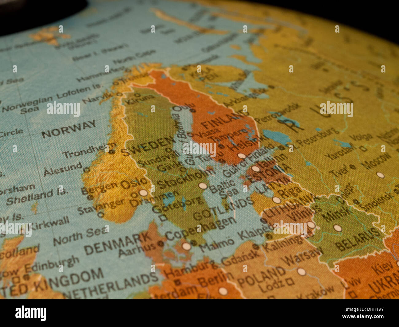 Una vista della Scandinavia e del Nord Europa su una bella e globo illuminata. Foto Stock