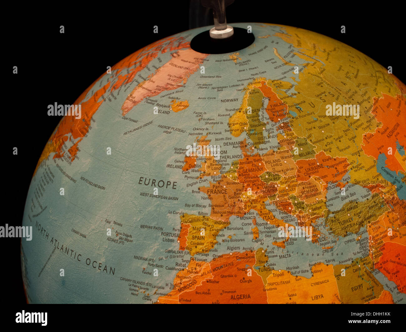 Una vista dell'Europa su una bella e globo illuminata. Foto Stock