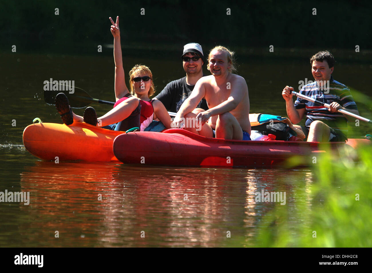 Il team di persone canoa fiume Berounka, Repubblica Ceca Foto Stock