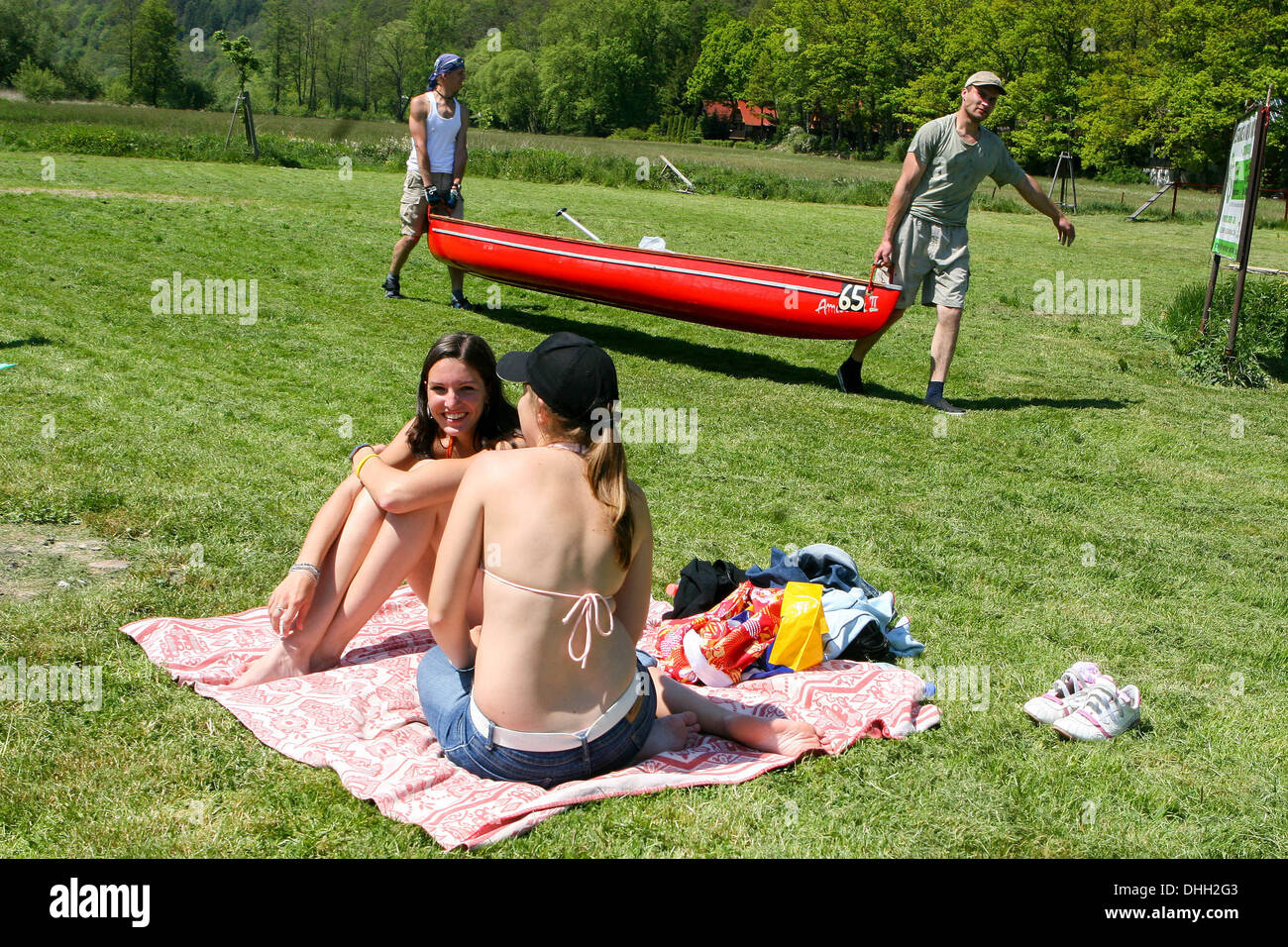 In canoa sul fiume Berounka, ragazze, Repubblica Ceca Foto Stock