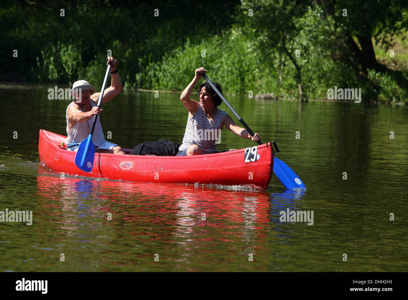 Anziani attivi canoa fiume Berounka, coppia anziani Repubblica Ceca stile di vita sano anziani europei anziani cechi attivi Foto Stock