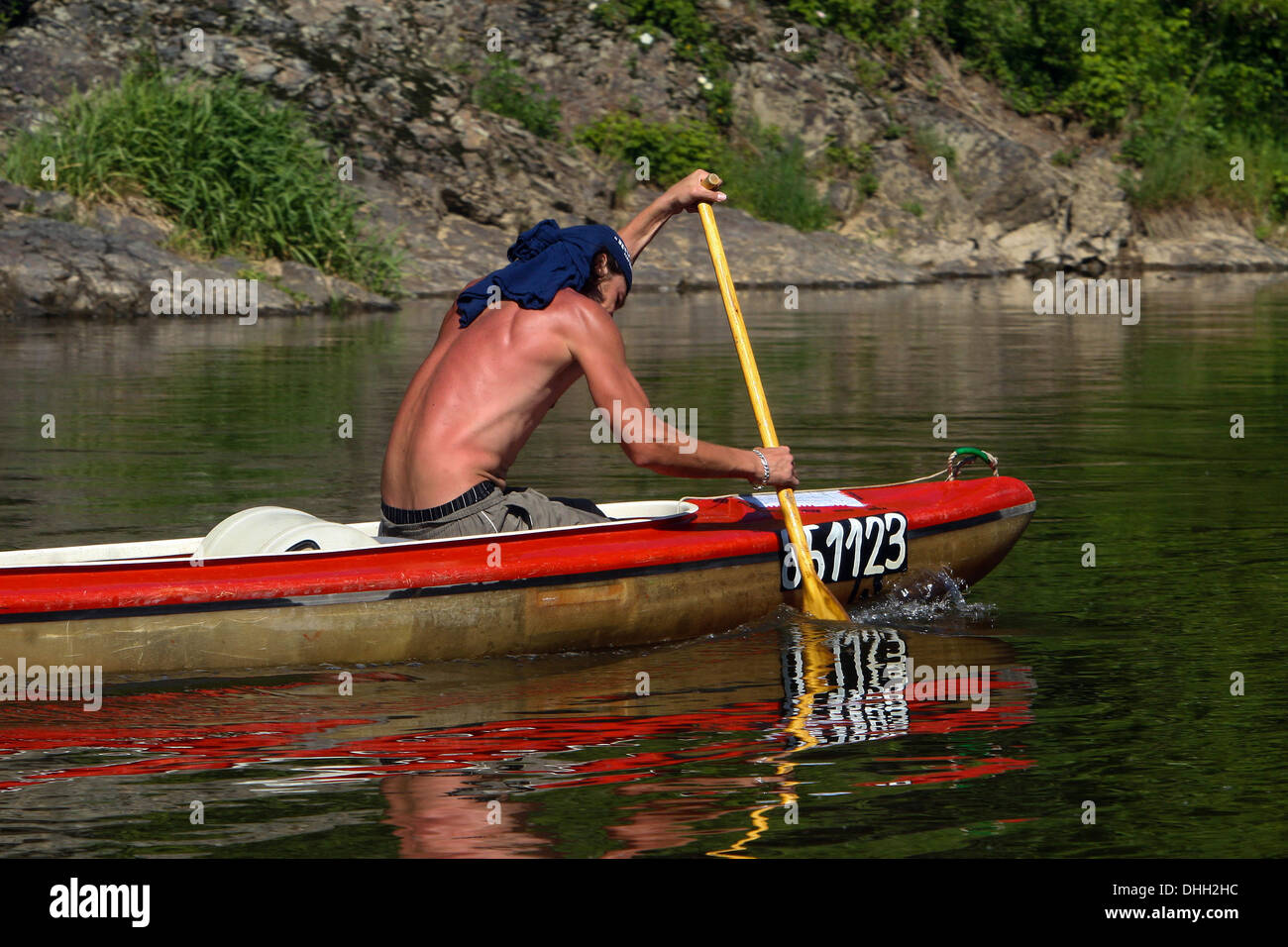 Uomo in canoa sul fiume Berounka, Repubblica Ceca Foto Stock