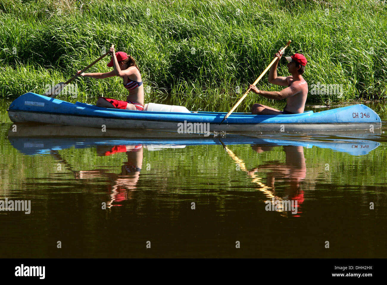 Persone coppia fiume canoa estate vacanze Repubblica Ceca fiume Berounka Foto Stock