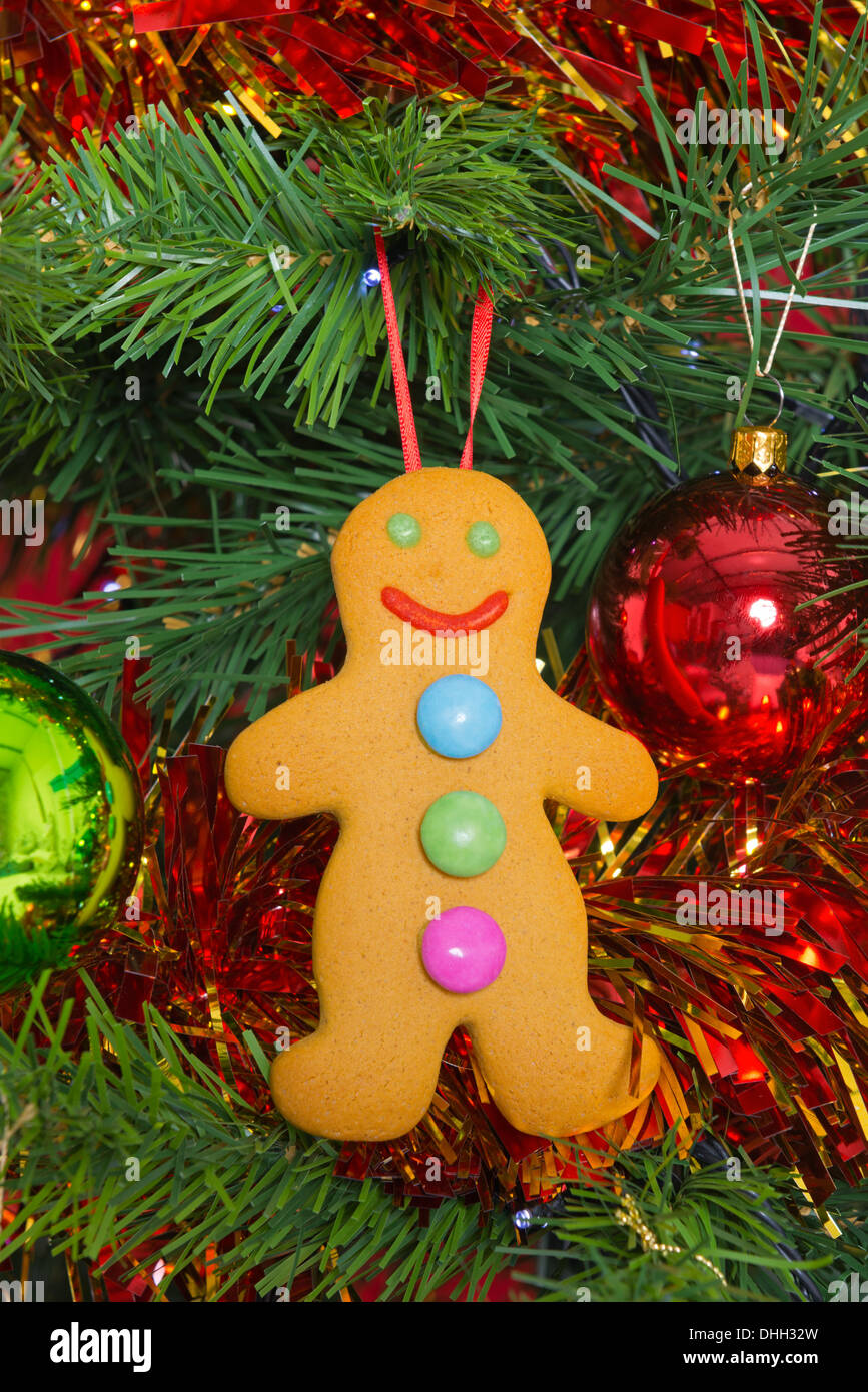 Gingerbread Man appeso a un albero di Natale. Foto Stock