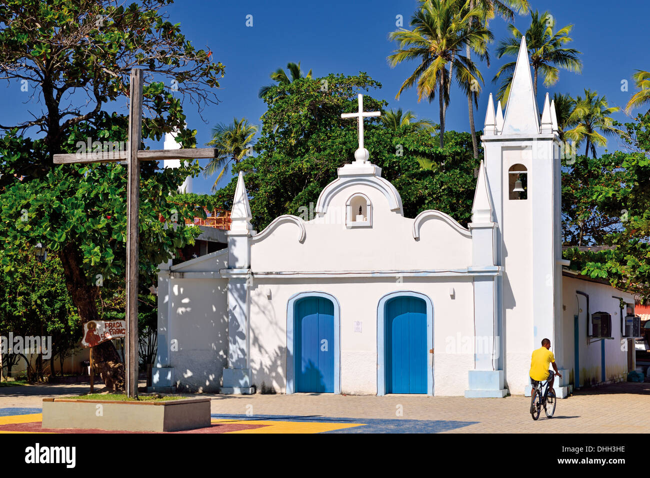 Il Brasile, Bahia: dipinto di bianco in stile coloniale la chiesa di Sao Francisco do Litoral in Praia do Forte Foto Stock