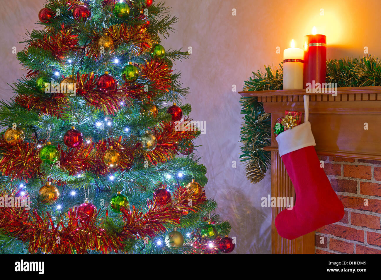 La Vigilia di Natale con presenta in una calza appesa sopra il camino sul da caminetto Foto Stock