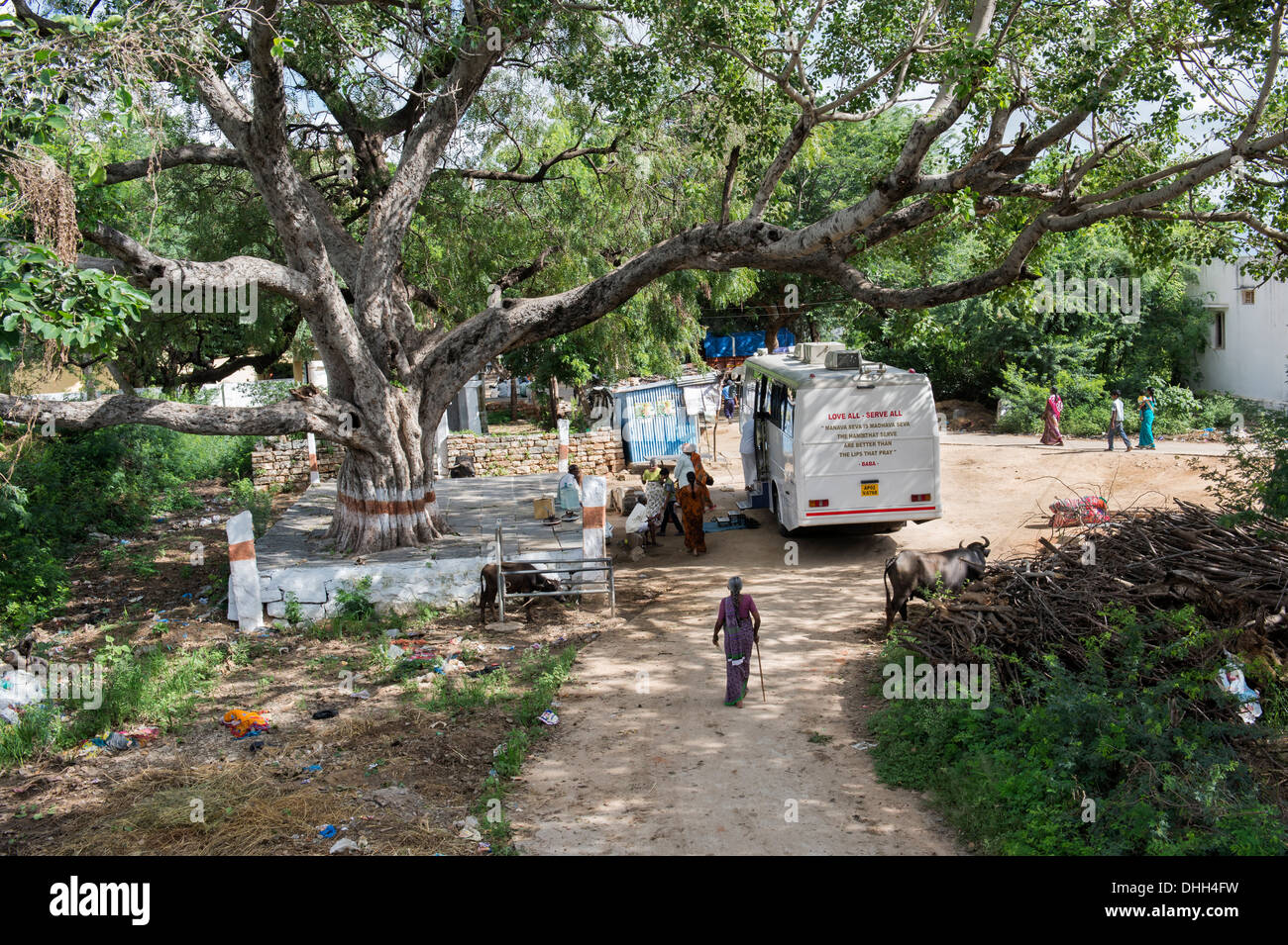 Sathya Sai Baba mobile ospedale outreach autobus parcheggiato in una zona rurale villaggio indiano ricezione di pazienti. Andhra Pradesh, India Foto Stock