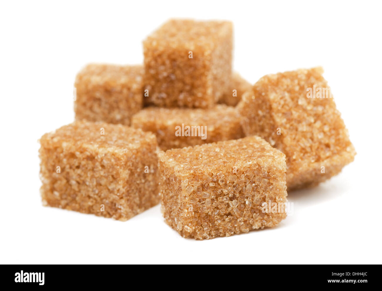 Brown zucchero di canna cubi isolato su bianco Foto Stock
