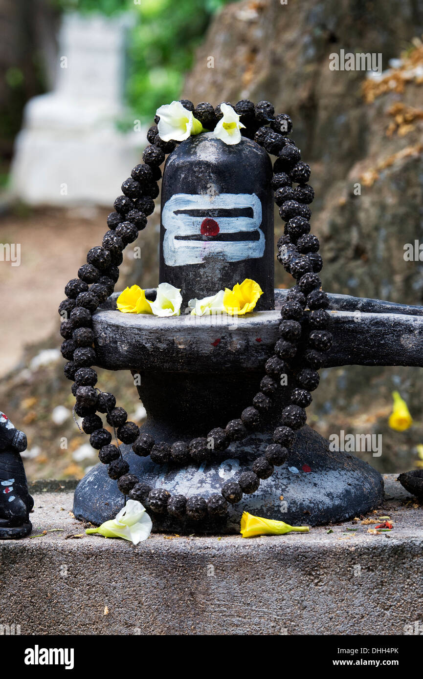 Shiva lingam al di fuori di una zona rurale villaggio indiano il tempio Hindu. Andhra Pradesh, India Foto Stock