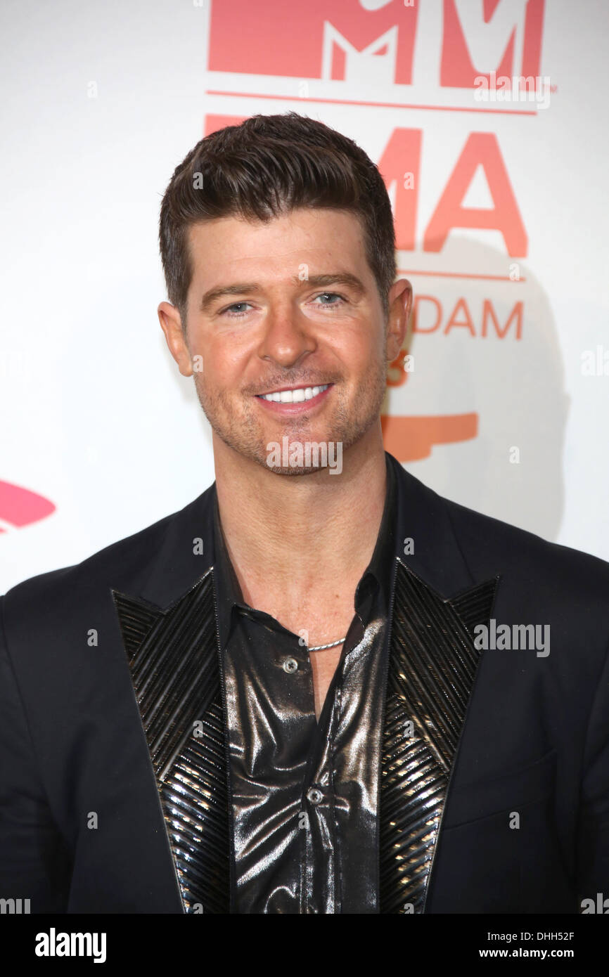 Il Ziggo Dome, Amsterdam, Paesi Bassi. Decimo Nov, 2013. Noi cantante Robin Thicke arriva a MTV Europe Music Awards 2013 cerimonia nella Ziggo Dome, Amsterdam, Paesi Bassi, 10 novembre 2013. Foto: Hubert Boesl/dpa/Alamy Live News Foto Stock