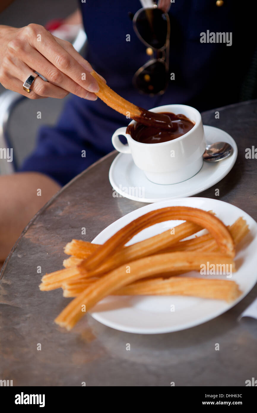 Churros con cioccolata calda in Madrid Foto Stock