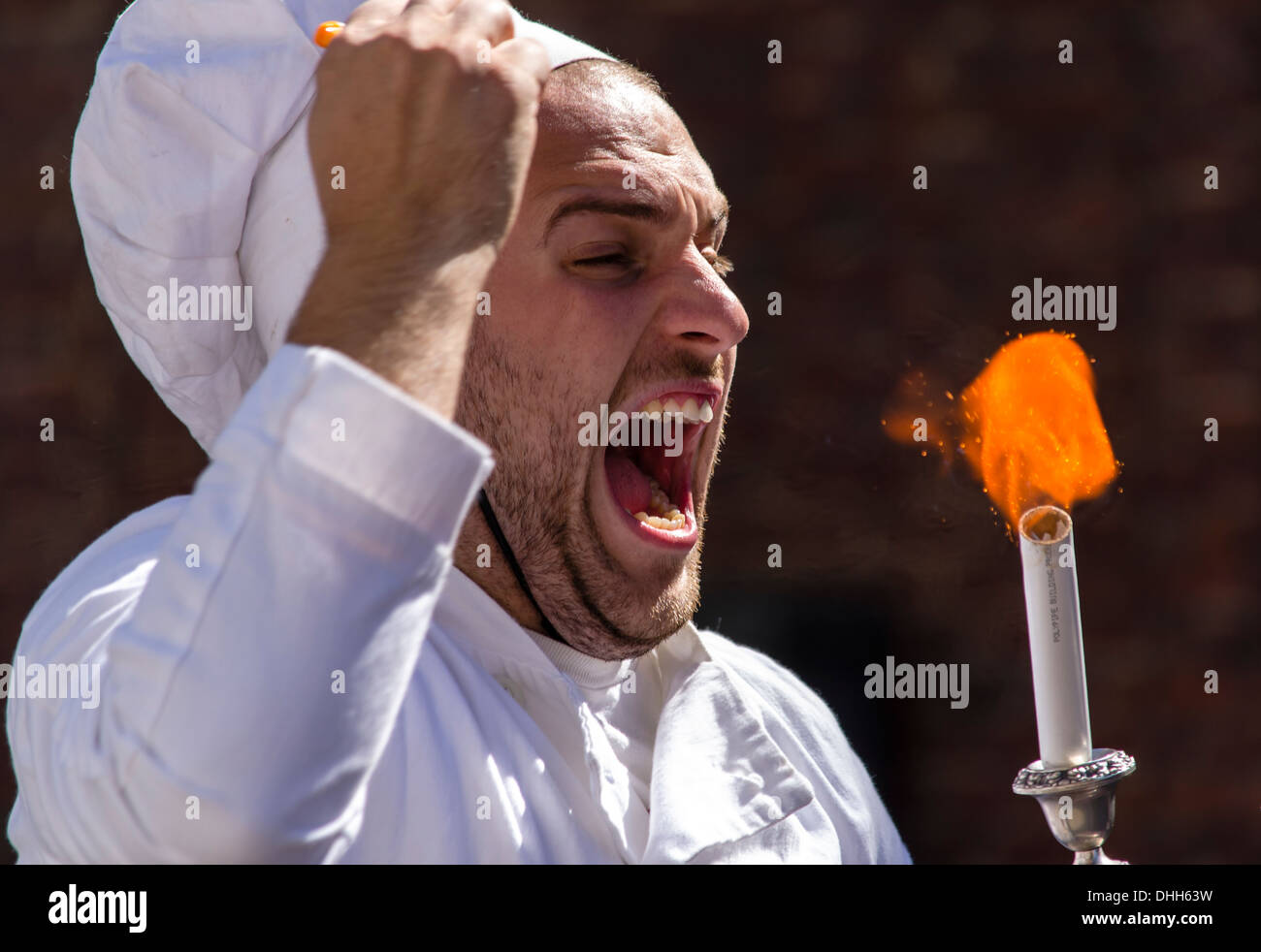 Un cuoco accendere una candela Foto Stock