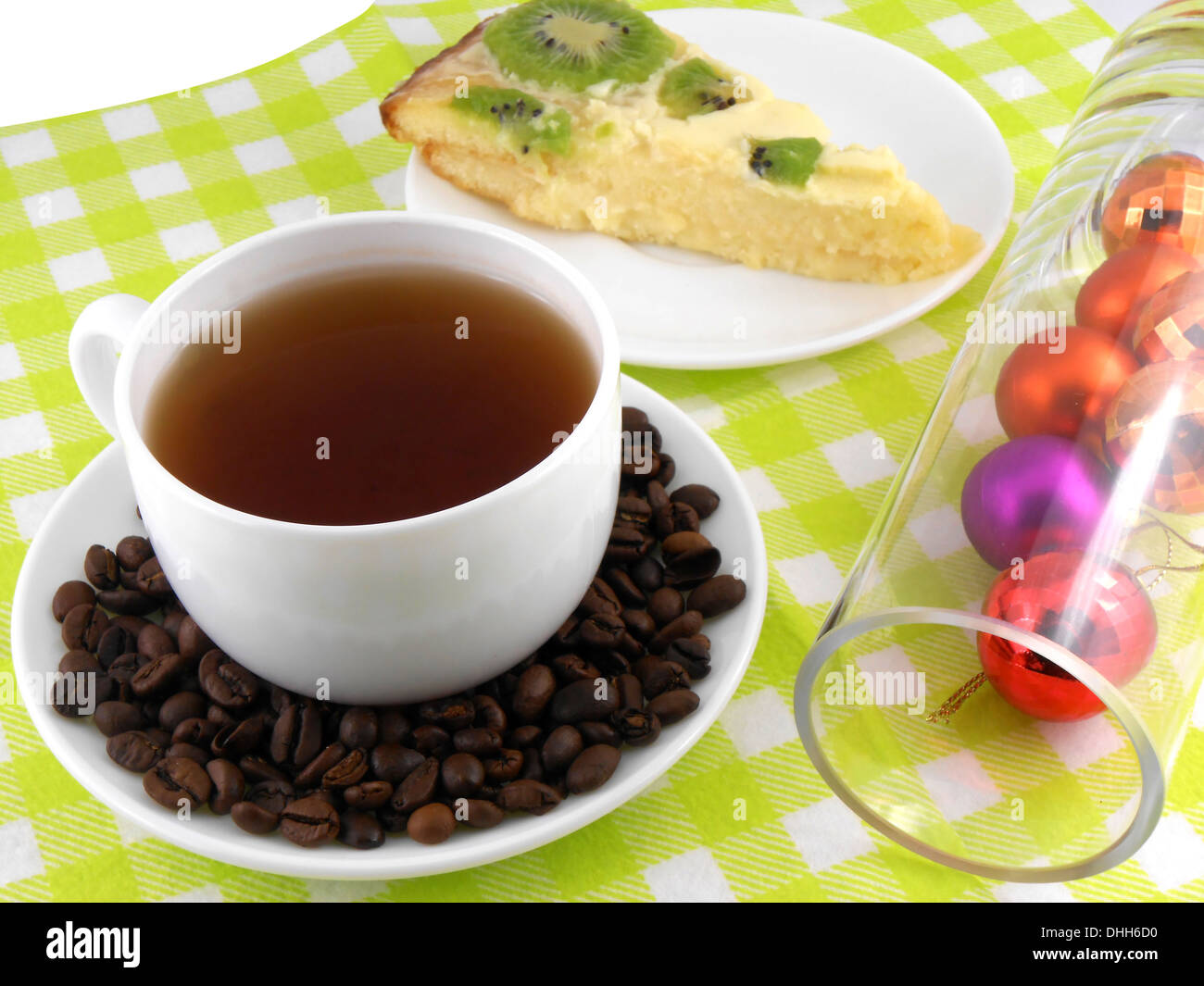 Decorazione di natale con tazza di caffè, i chicchi di caffè e dolce torta di kiwi Foto Stock