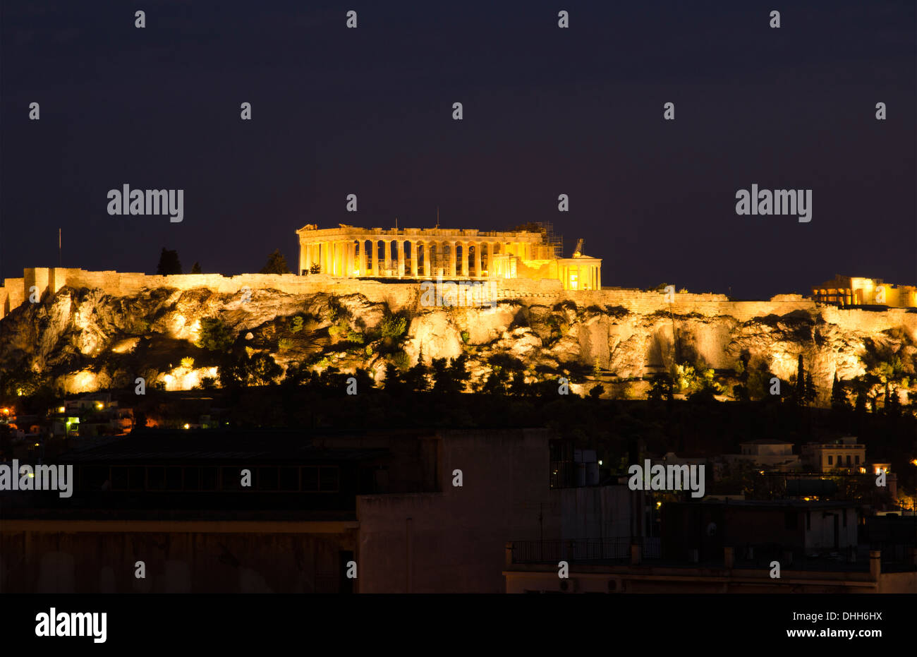 Atene di notte della famosa Acropoli e il Partenone accesa al crepuscolo rovine greche Foto Stock