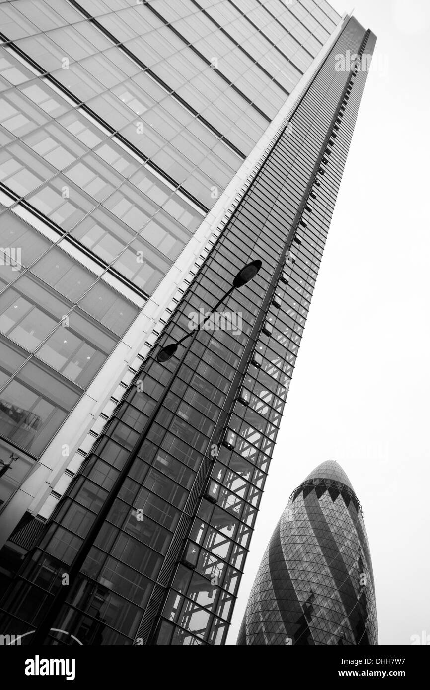 Londra - 21 settembre: 30 St Mary Axe, Swiss Re, cetriolino a fianco di Heron Torre durante l annuale Open House Foto Stock
