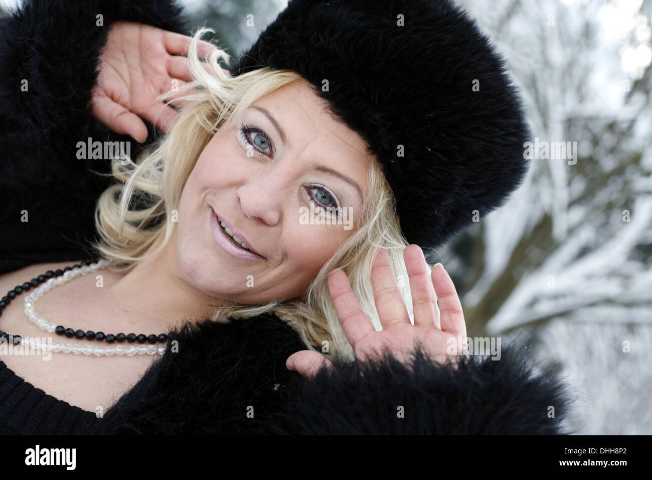 Donna bionda nella neve Foto Stock