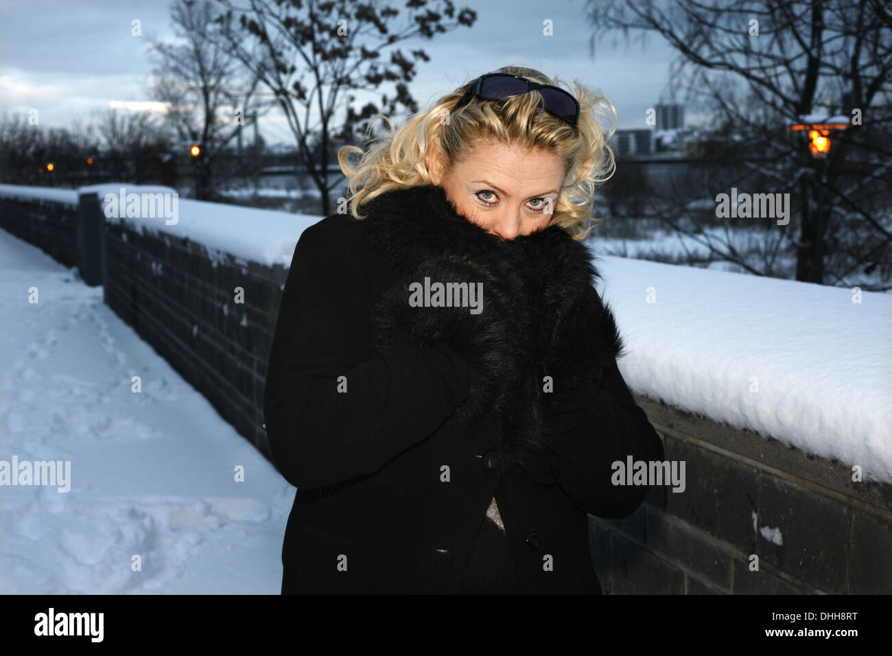 Donna bionda nella neve Foto Stock