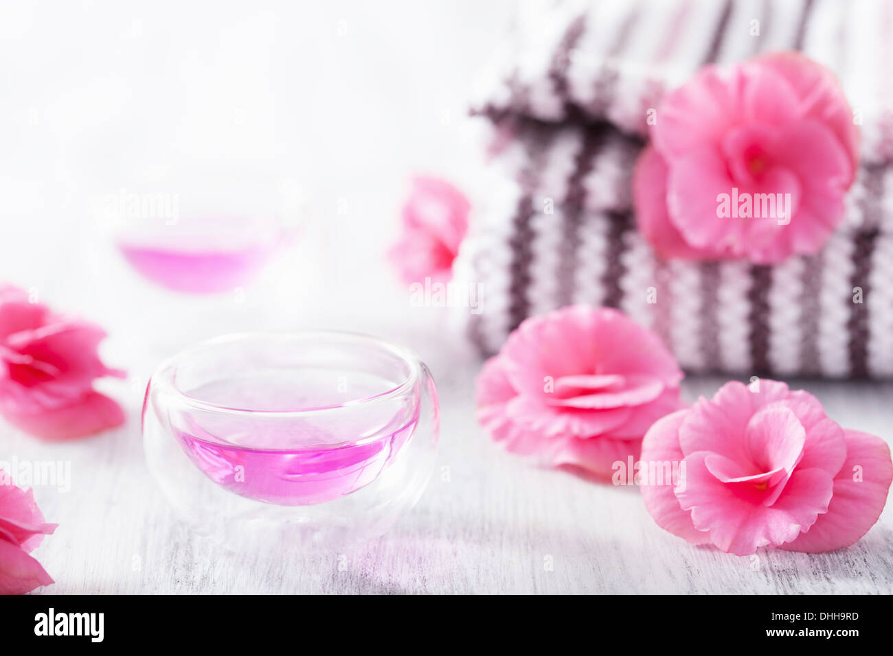 Spa con begonia fiori e olio essenziale Foto Stock