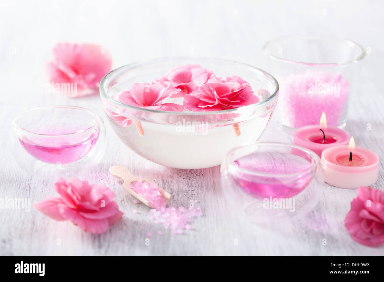 Spa con begonia fiori e olio essenziale Foto Stock