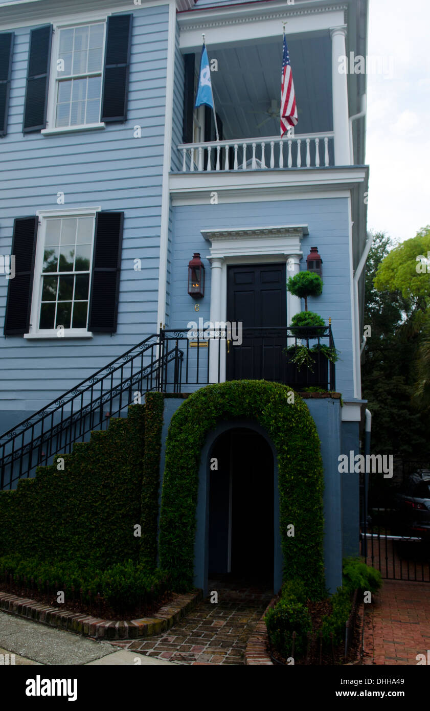 Charleston South Carolina vecchio blu casa vittoriana con siepi di Nizza sulla strada di acqua Foto Stock