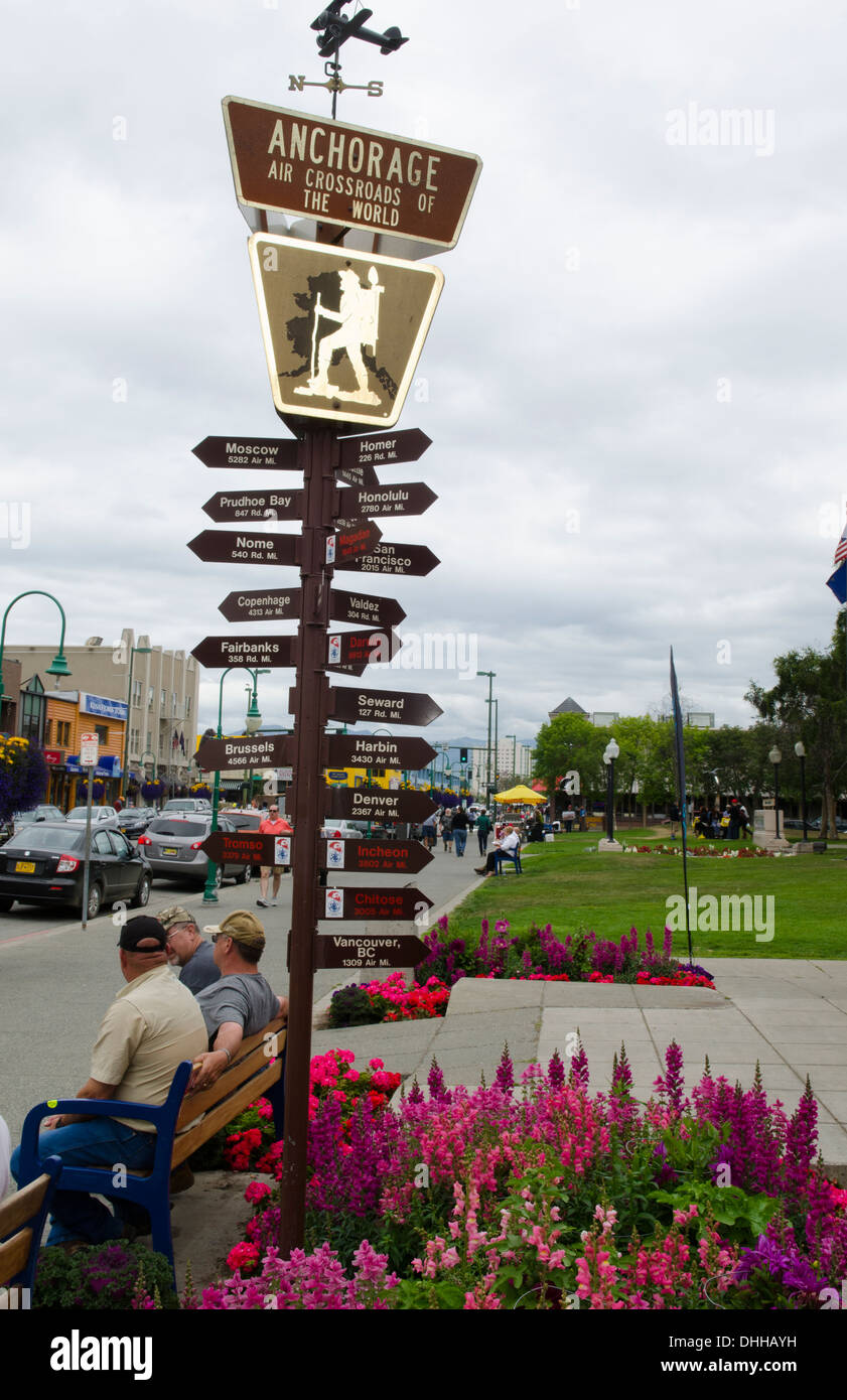 Anchorage in Alaska le direzioni segno con chilometraggio città capitale Centro Informazioni Turistiche e turisti sulla 4a Avenue e F Street Foto Stock