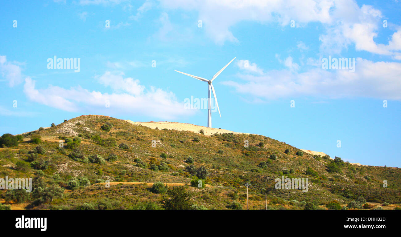 Grande Mulino a vento sulla collina soleggiata giornata Foto Stock