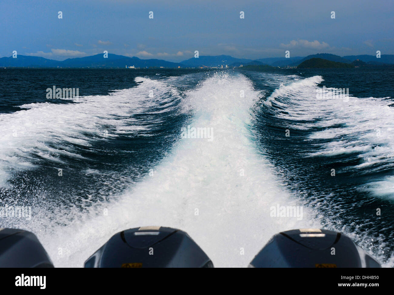 La coda del mare dalla barca veloce Foto Stock