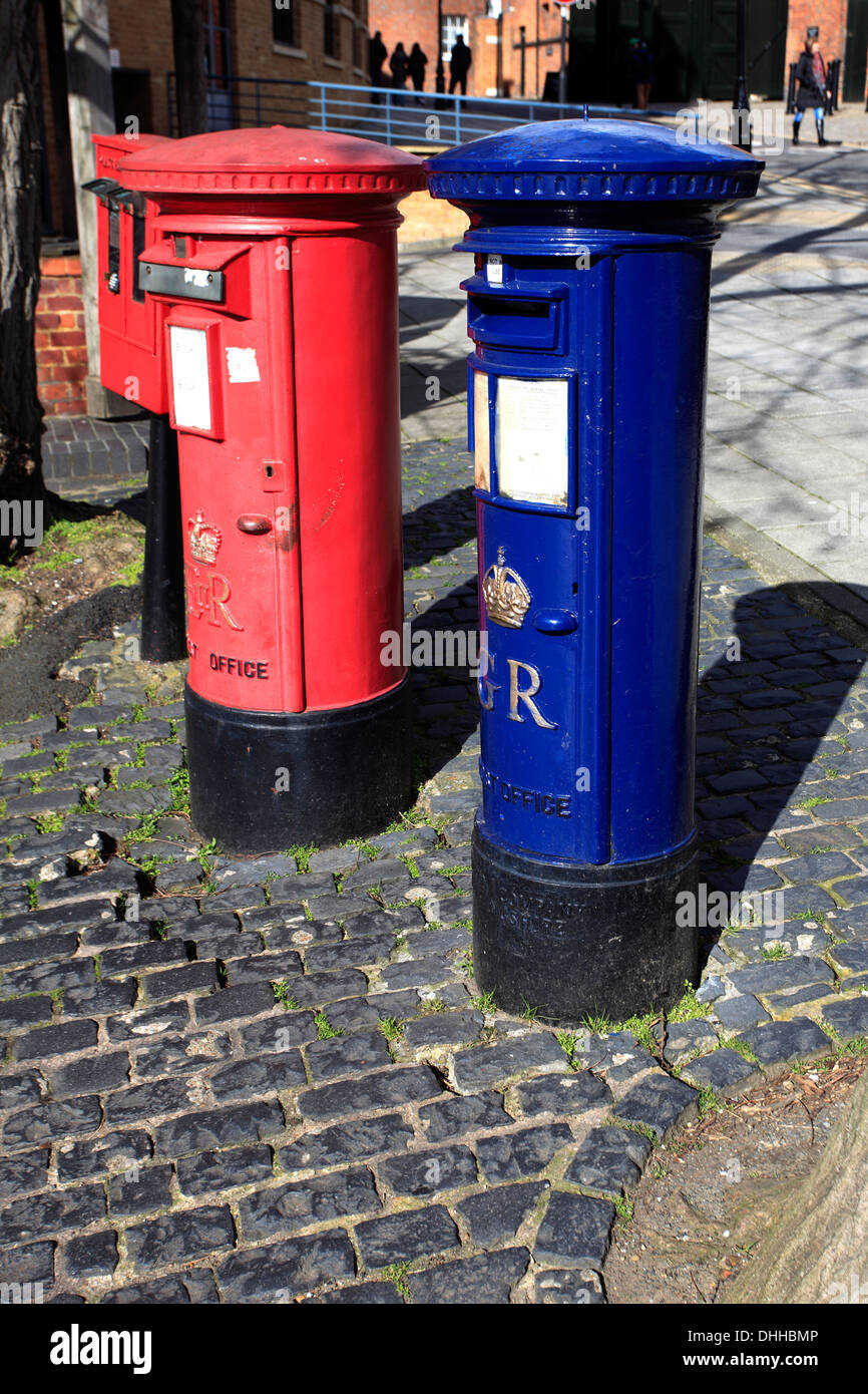 Il rosso e il blu caselle di posta nella città di Windsor, Royal Berkshire County, England, Regno Unito Foto Stock