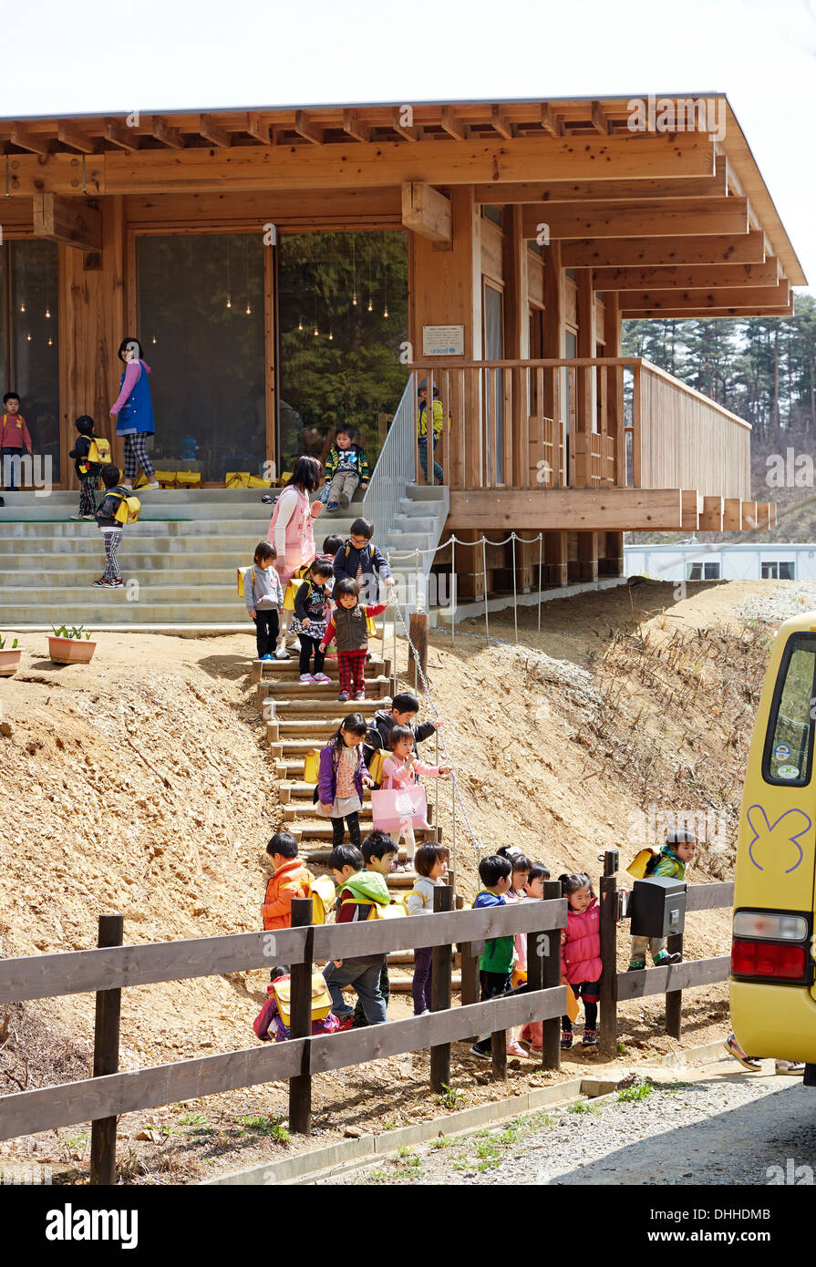 Asahi Kindergarten, Minamisanriku, Giappone. Architetto: Tezuka Architects, 2013. Candide vista esterna alla fine della giornata scolastica. Foto Stock