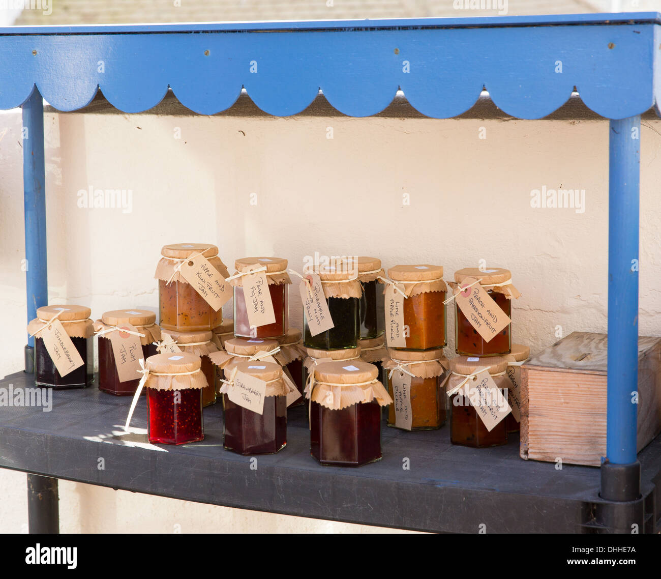 Marmellate fatte in casa conserve e vasi per la vendita in vasi con etichette e onestà box per il pagamento Foto Stock