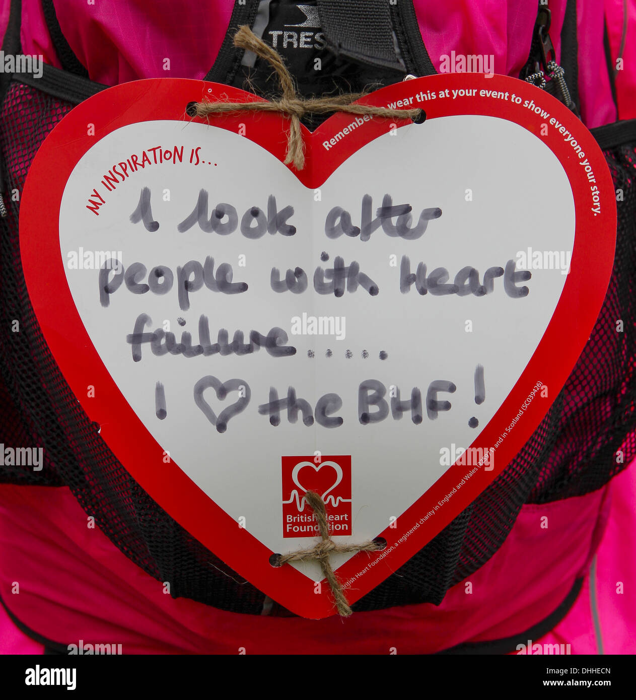 Cuore indossato da un partecipante a un British Heart Foundation in bicicletta evento Foto Stock