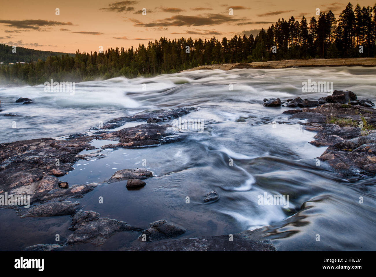 Il fiume scorre su rocce, Storforsen, Lapponia, Svezia Foto Stock
