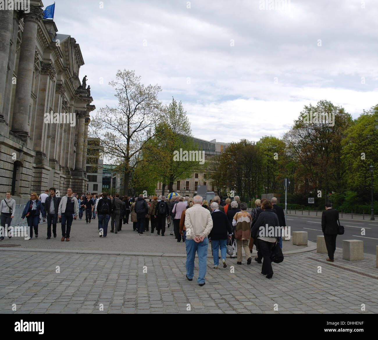 Grigio a vista cielo, verso Ebertstrasse, gente camminare marciapiede al lato dell'Edificio del Reichstag Scheidemannstrasse, Berlino Foto Stock