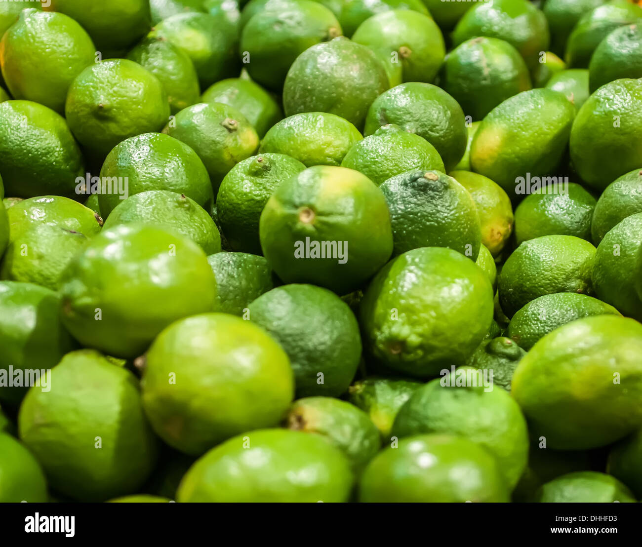 Limone verde sul display nel mercato degli agricoltori Foto Stock