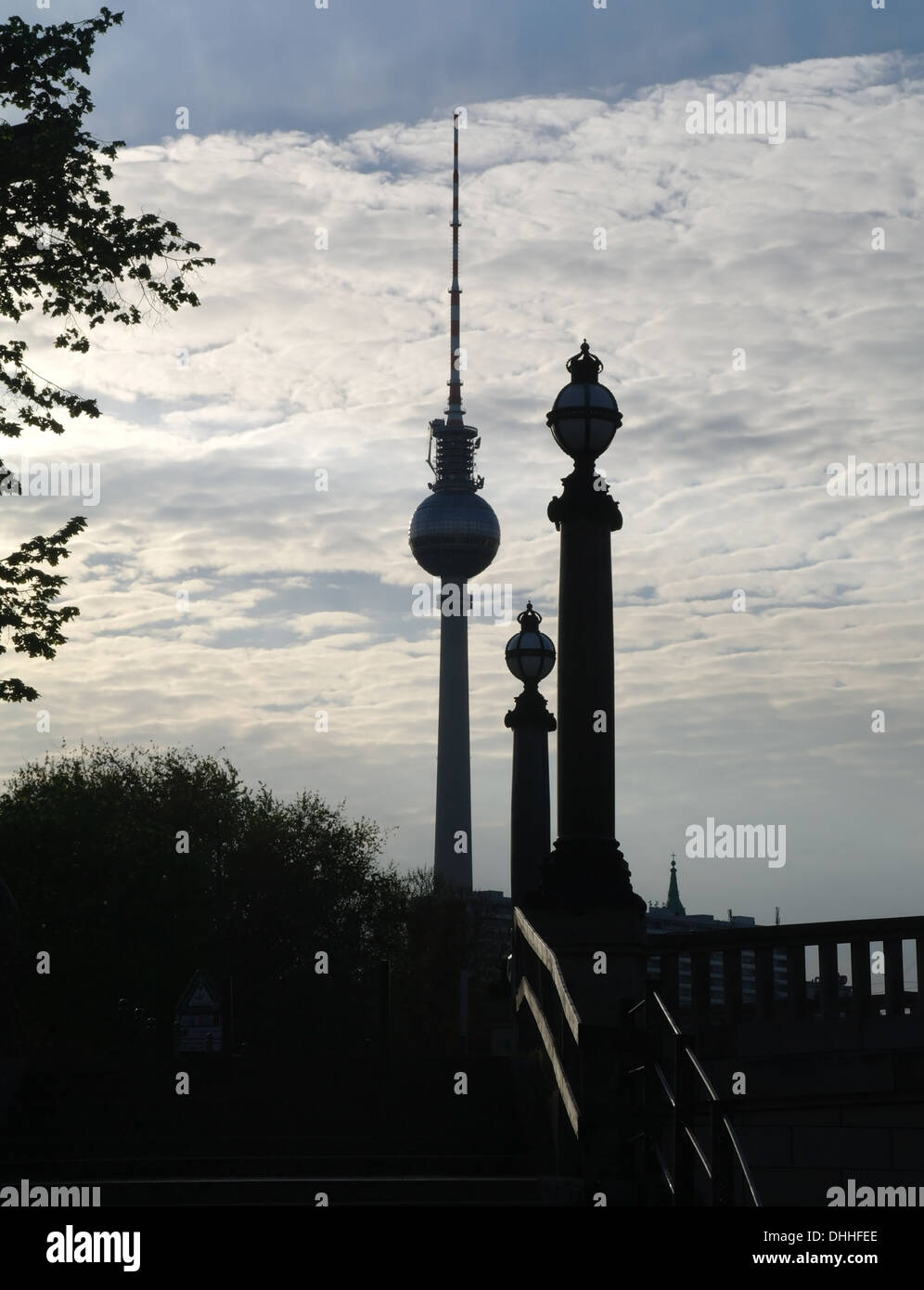 Cielo blu, il bianco delle nuvole alba sunrise silhouette ritratto Monbijoubrucke verso Alexanderplatz con la torre della TV, Berlino, Germania Foto Stock