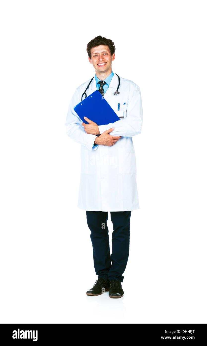 A piena lunghezza Ritratto di un maschio sorridente medico tenendo un blocco note su sfondo bianco Foto Stock