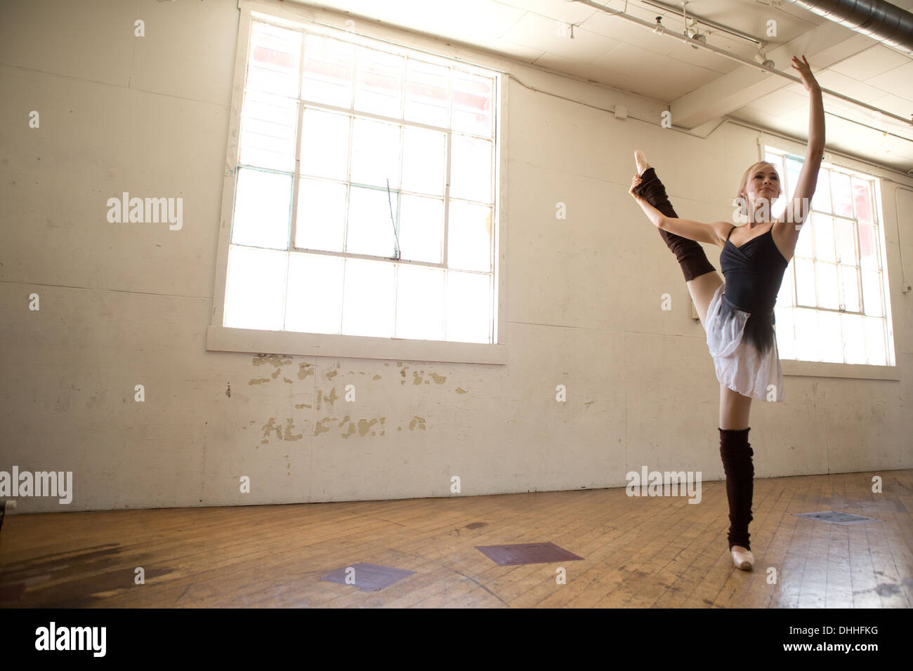 Ballerina su una gamba in studio Foto Stock