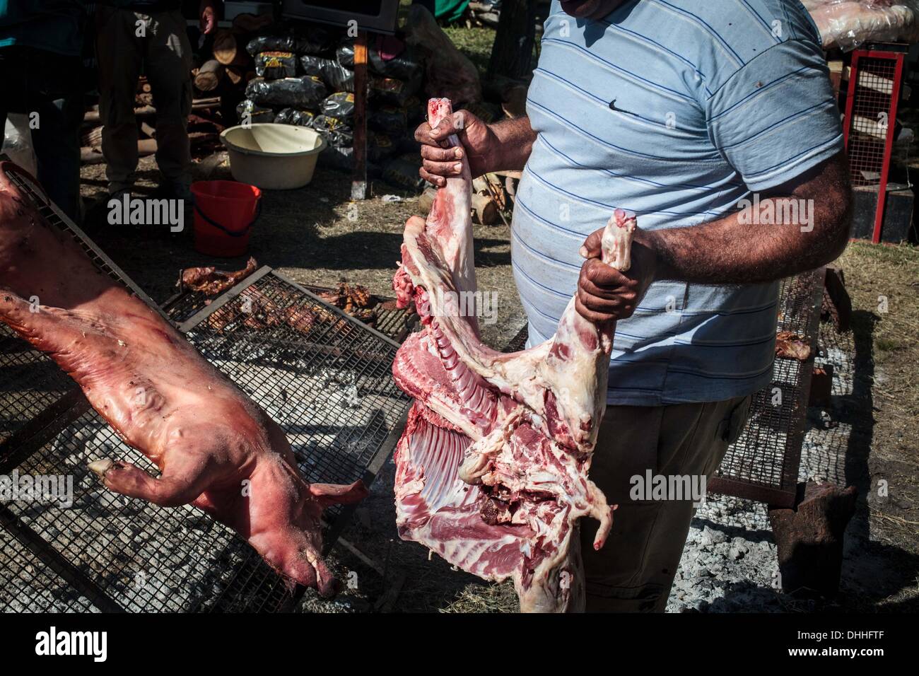 Nov. 10, 2013 - Mar de Cobo, Buenos Aires, Argentina - un tradizionale asado (grill barbecue) durante l annuale Fiesta de Cordero. Cordero (maiale, carne di maiale) ampiamente non è mangiato in Argentina rispetto alle carni bovine che è più ampiamente disponibili e radicata nella cultura argentina. Il festival si svolge per tre giorni ed è costituito da musica dal vivo, arti e mestieri come pure l'Asado che scorrono costantemente durante l'evento. Carne di maiale argentino la produzione è aumentata di più del 40% tra il 2001 e il 2011 come il governo cerca di rendere più carne disponibile per l'esportazione..(Immagine di credito: © Ryan nobile/ZUMAPRESS.com) Foto Stock