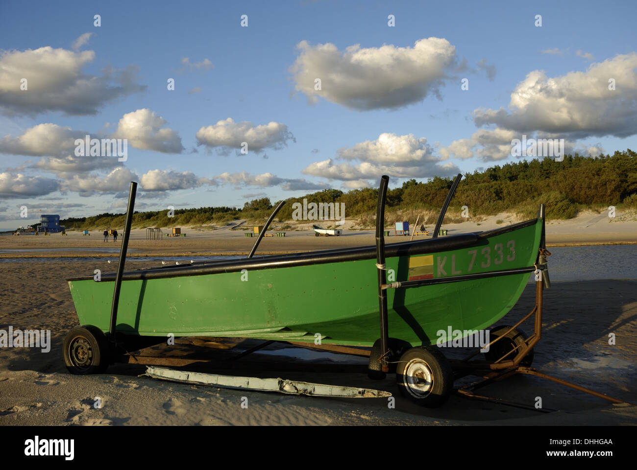 Carrello Con Ruote Grandi Per Il Lancio Di Barche Sulla Spiaggia Fotografia  Stock - Immagine di interno, nube: 193219118
